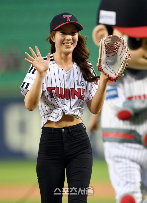 [SS포토]연상은 아나운서, \'시구 잘 끝냈어요!\'