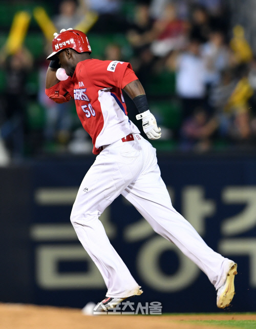 [SS포토]역전 3점포 버나디나, 풍선껌 불고 모자 누르고!