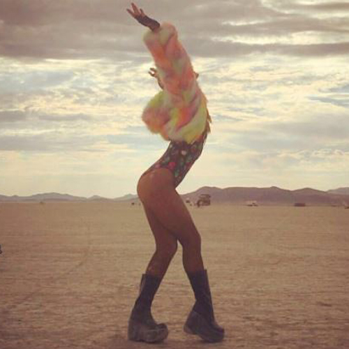 [GirlPic] 패리스 힐튼, 민망한 S라인 자세 포착 