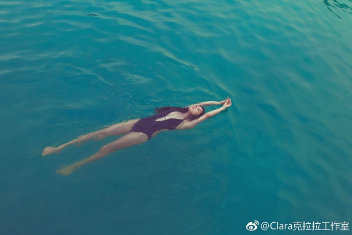 "물 속에서도 시선 집중" 클라라, 완벽한 보디라인 과시