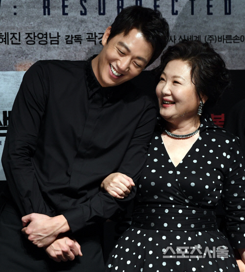 [SS포토] '세번째 모자 호흡' 김래원-김해숙, 이렇게 다정할 수가~