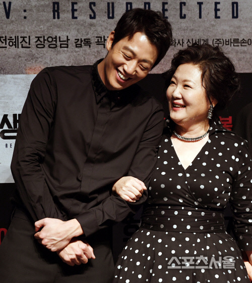 [SS포토] '세번째 모자 호흡' 김래원-김해숙, 너무 다정해~