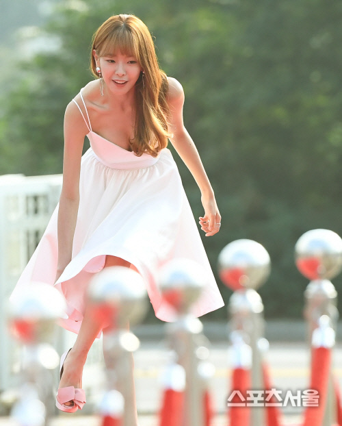 [SS포토] 고원희, 레드카펫에서...하마터면?