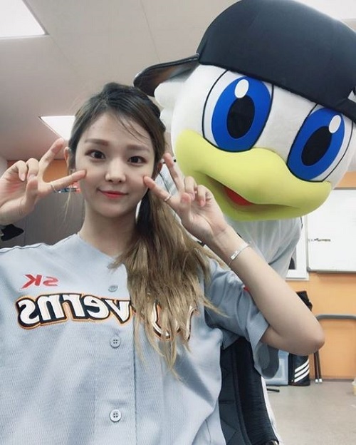 [★SNS] 상대 팀 마스코트와 훈훈한 인증샷 남긴 치어리더