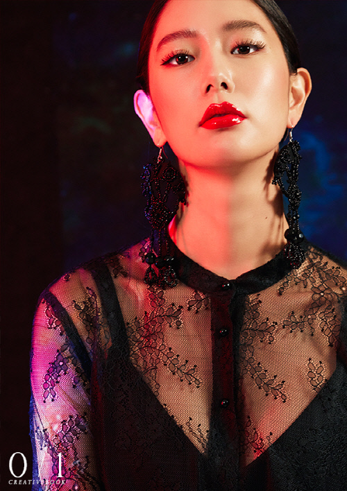 클라라 강렬한 레드립 화보, 아트프로젝트 '레드 플라워'