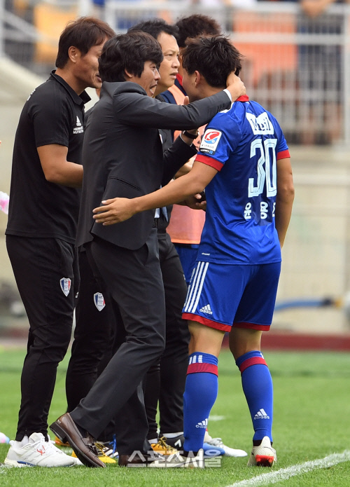 [SS포토]수원 서정원 감독, \'용호야! 데뷔골 축하해!\'