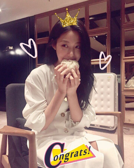 [★SNS] "순백의 여신♥' 설현, 먹는 모습도 러블리 매력 '뿜뿜'