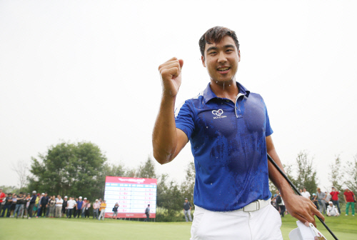 로고없는 모자 쓴 장이근, 28언더파 신기록 시위하며 가장 먼저 2승 달성