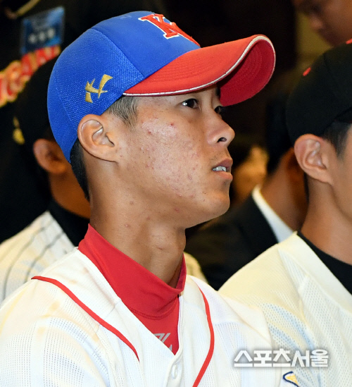 [SS포토] \'kt의 2차 4순위\' 군산상고 고명성, 이제 나도 마법사!