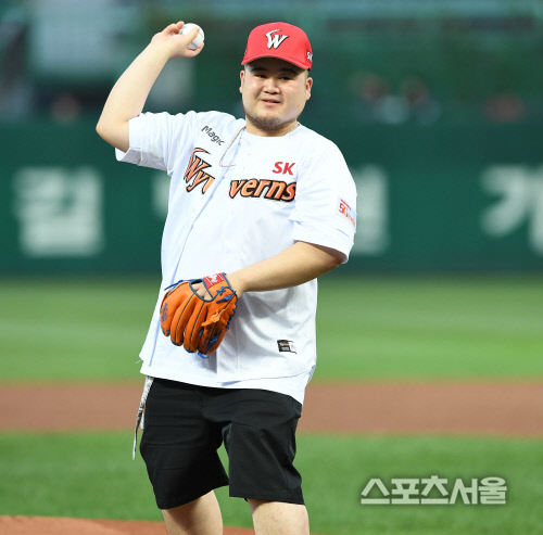 [SS포토] 래퍼 킬로그램, 데뷔 첫 시구라...떨려요~!