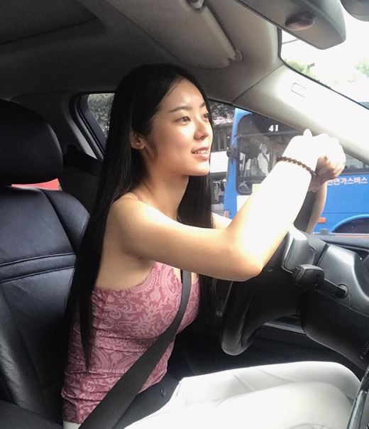 [GirlPic] 안전벨트로 가리기엔 턱없이 부족한 서리나의 볼륨감