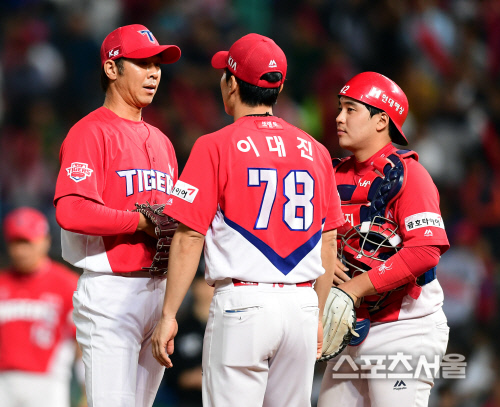 [SS포토] 1점차 만루상황, 이대진 코치는 임창용을 택했다