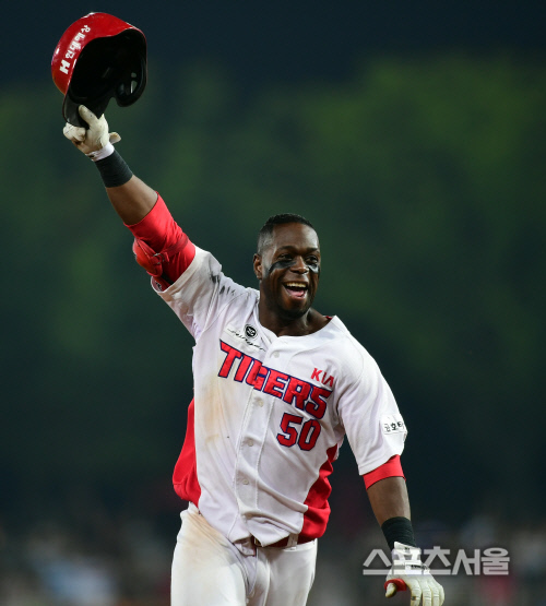 [SS포토] 버나디나, 만원관중에 \'끝내기 안타\' 선물~