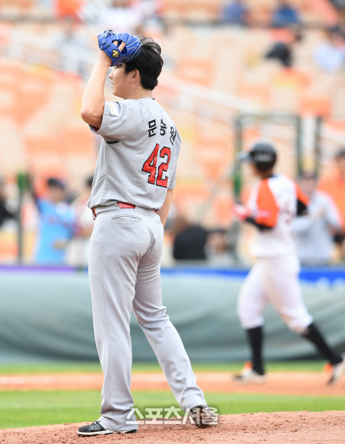 [SS포토]SK 문승원, 3점 홈런 두 방으로 6실점