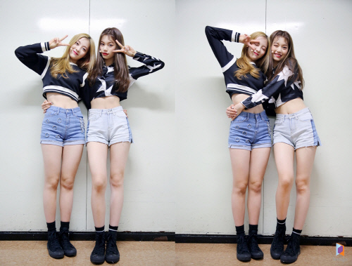 위키미키 김도연-루시, 장신 라인 인증샷 'V포즈 VS 애교 표정'