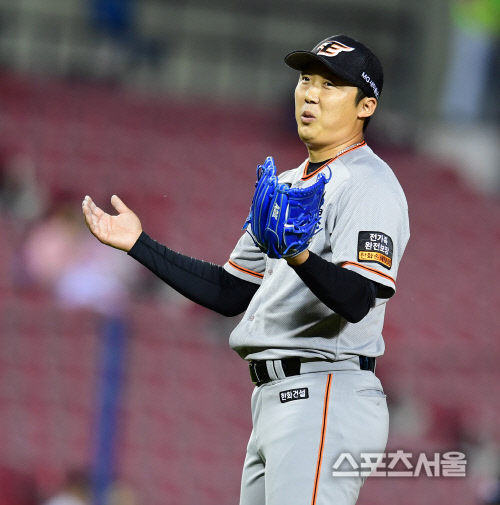 [SS포토] 배영수 \'보크라고요?\'