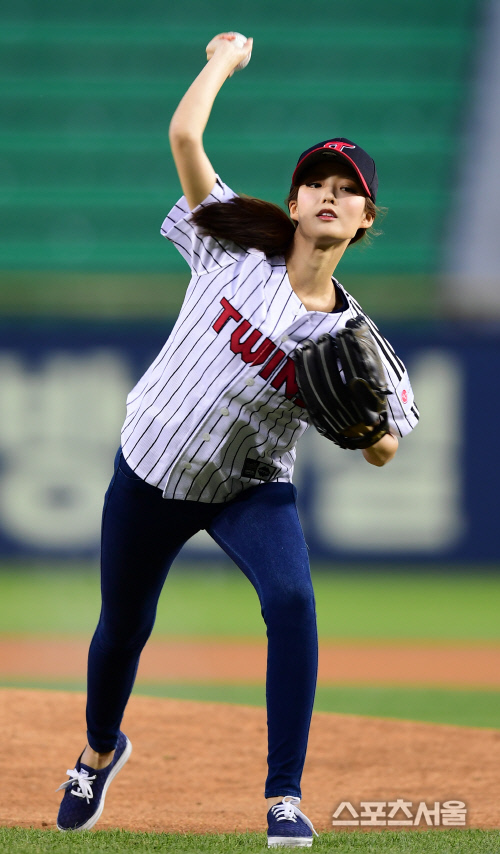 [SS포토] 시구하는 미스코리아 '선' 정다혜