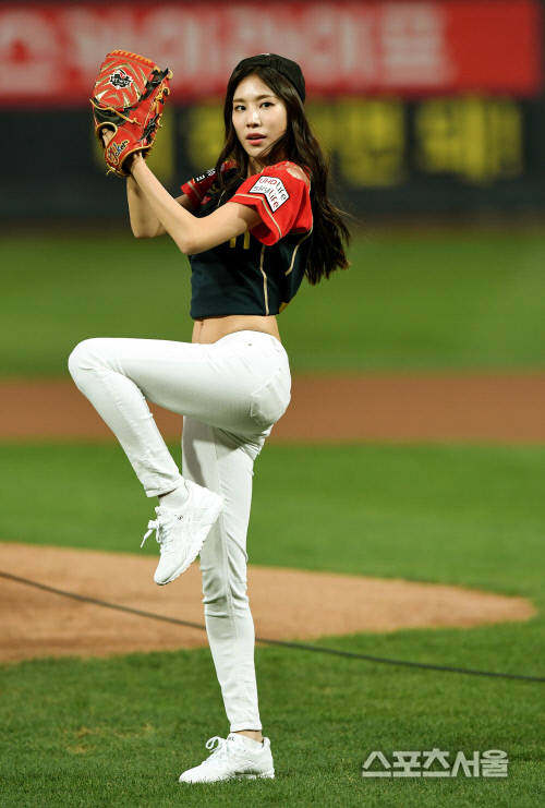 [SS포토] 스텔라 출신 유리, 진지한 시구 와인드업~!