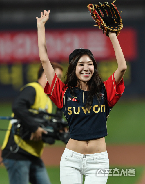 [SS포토] 가수 유리, 시구 미션 완료!