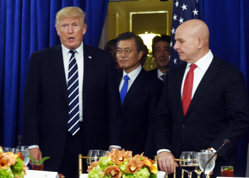 北김정은, 트럼프 北완전파괴에 "미치광이 나발" 대응예고