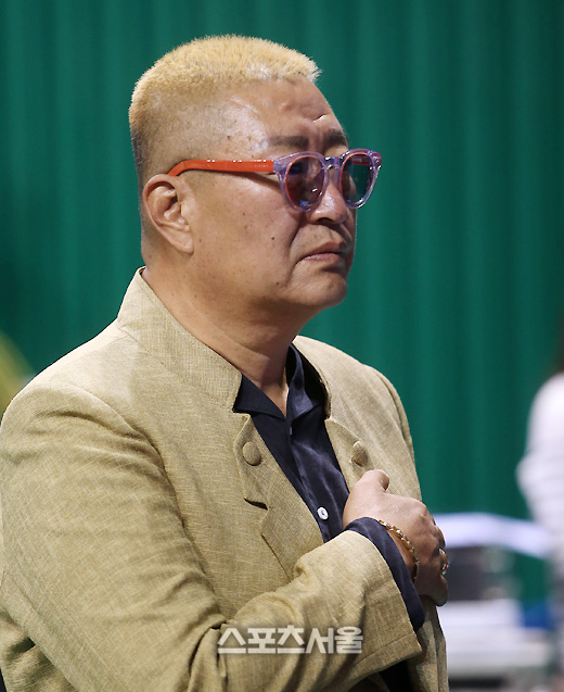 '국기에 대한 경례' 유퉁..."진지한 분위기!"