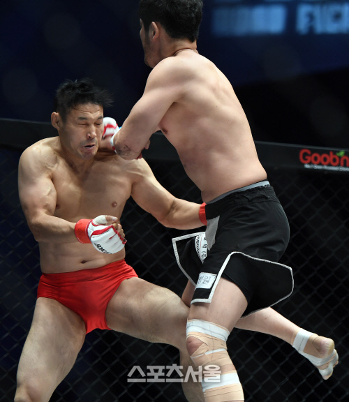 타격에 앞선 윤동식, \'인대부상으로 미노와 맨에게 승리를 헌납\'