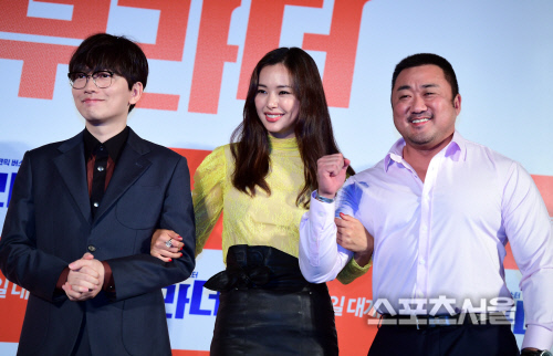 [SS포토] 이하늬, 형제 이동휘-마동석 팔짱 끼고