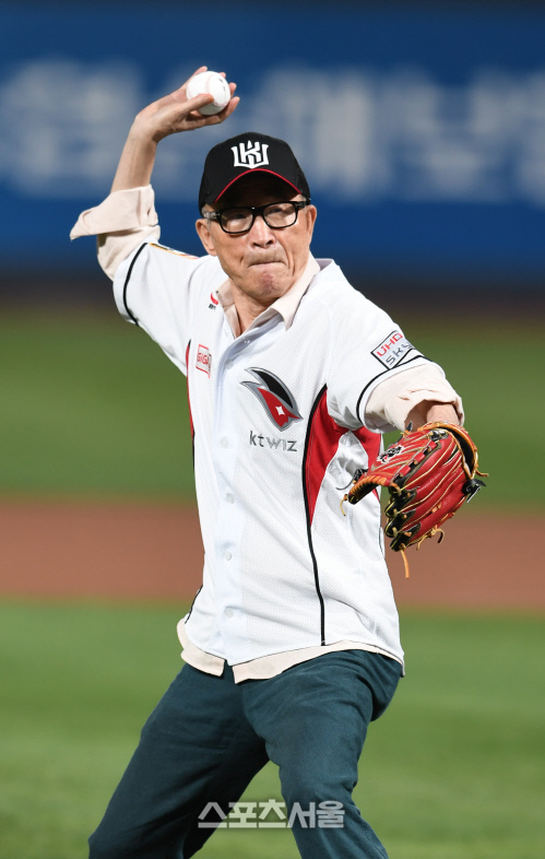 [SS포토]시구하는 고은 시인, '허공이 소리친다 온몸으로 가자'