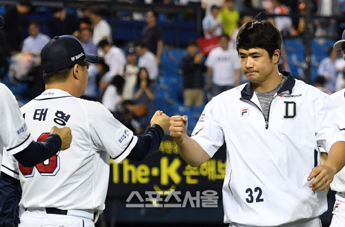 [SS포토]김태형 감독과 주먹 맞대는 김재환