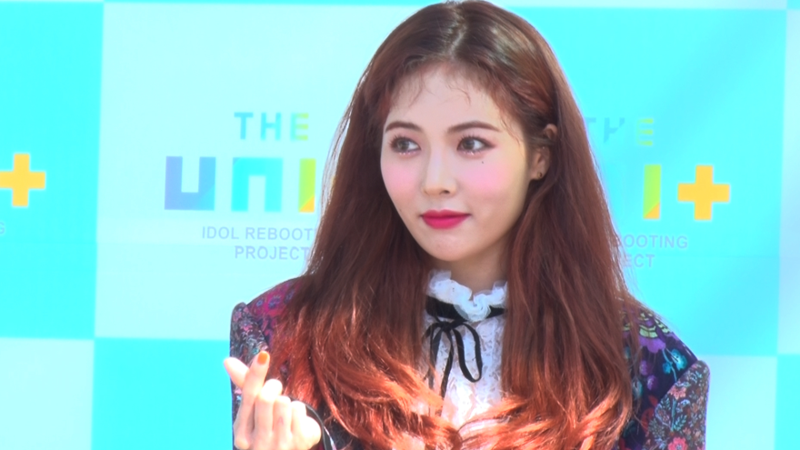 [SS쇼캠] 현아, 햇빛도 질투하는 미모 '수줍은 하트' ('더 유닛' 출근길)