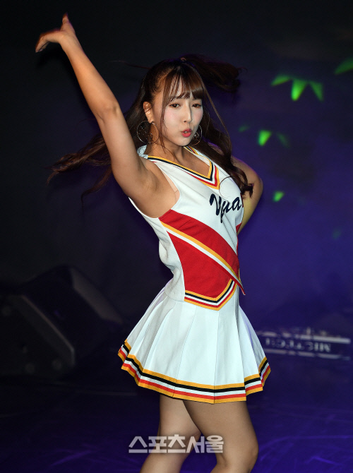 [SS포토]트와이스의 노래에 맞춰 춤추는 미카미 유아, \'어때요?\'