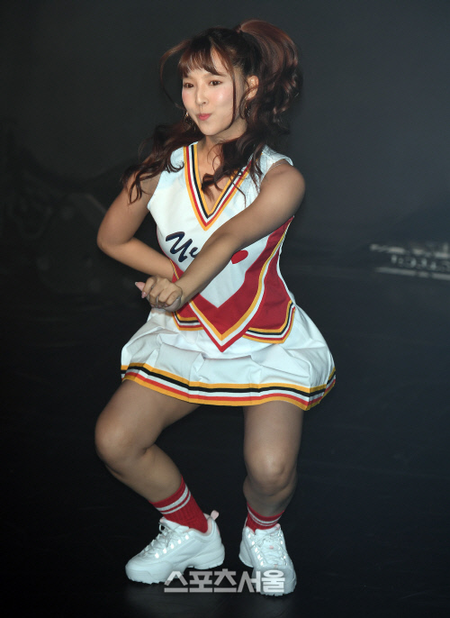 [SS포토]게다리춤을 추는 미카미 유아, 귀엽죠~\'