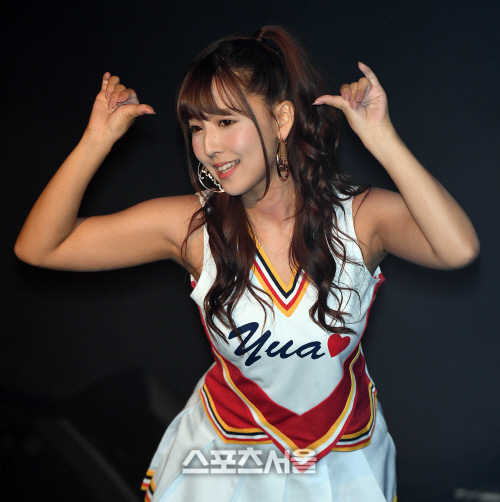 [SS포토]깜찍한 미카미 유아, \'여자친구 노래를 좋아해서요~\'