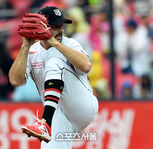 [SS포토] kt 로치, 우승 목타는 KIA 상대로 1회부터 삼자범퇴의 역투~!