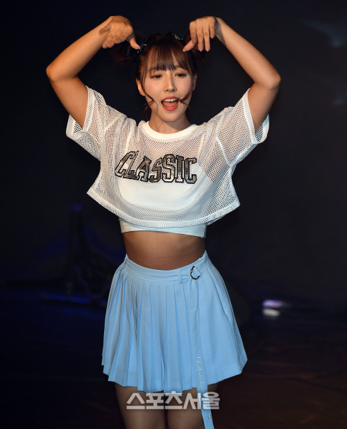 [SS포토]우주소녀로 빙의된  미카미 유아, \'앗! 복근이~\'