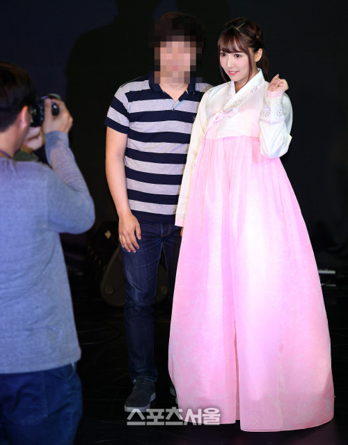 [SS포토]한복이 잘 어울리는 미카미 유아, \'한국남자랑 사귀고 싶어요~\'