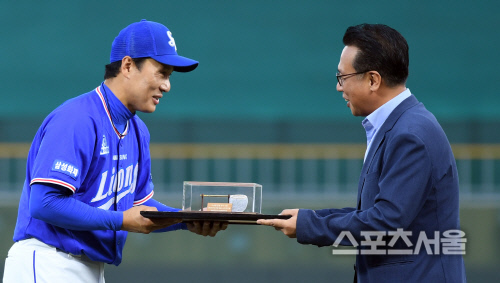 [SS포토] 이승엽, 롯데서 순금으로 만든 \'잠자리채\' 선물 받아