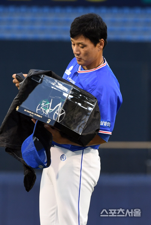 [SS포토]이승엽 은퇴 투어, 마산구장의 선물은 자전거 모형
