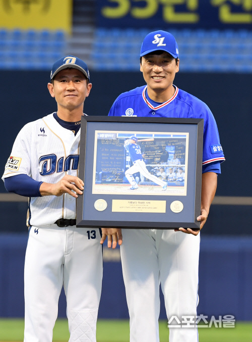 [SS포토]은퇴 투어 이승엽, NC 선수단의 기념 액자 선물