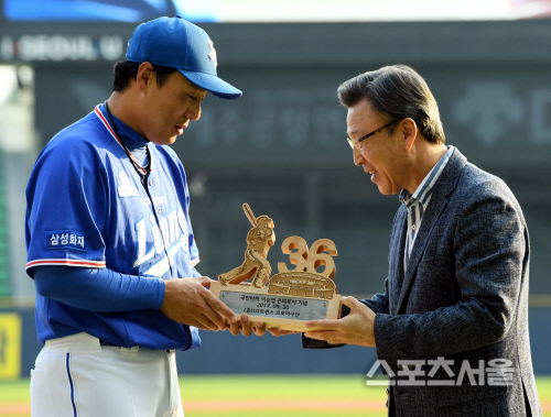 [SS포토] 이승엽의 마지막 은퇴 투어, LG의 선물은