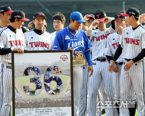 [SS포토] 손주인, 이승엽의 은퇴에...코 끝이 찡?
