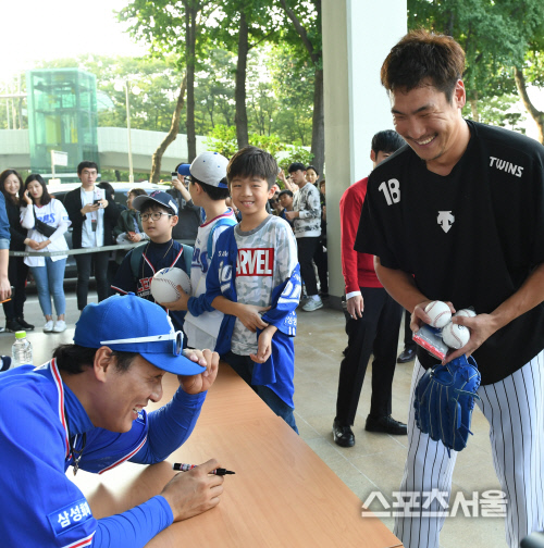 [SS포토] LG 이동현, 저도 이승엽 선배...사인볼 받고싶었어요~