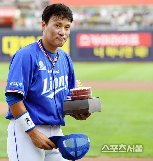[SS포토] 이승엽, 은퇴 투어에 생일 케이크를...