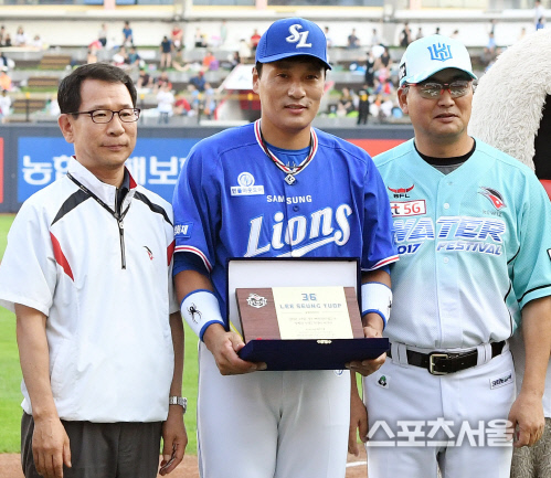 [SS포토] 이승엽, kt 위즈로부터 받은 은퇴 선물입니다~