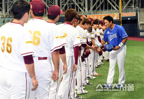 [SS포토]\'36번들\'과 악수 나누는 이승엽