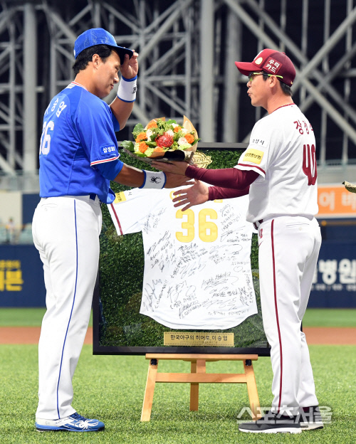 [SS포토]이승엽에게 꽃다발 전달하는 장정석 감독