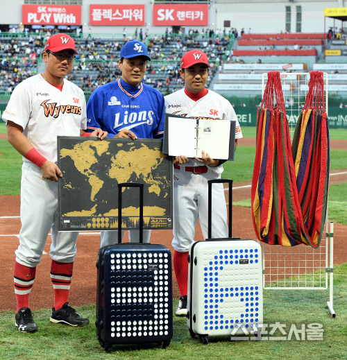 [SS포토] 이승엽의 은퇴 투어, SK가 전달한 선물의 의미는?