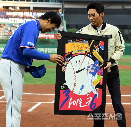 [SS포토] SK 염경엽 단장, 이승엽의 은퇴를 응원하며...