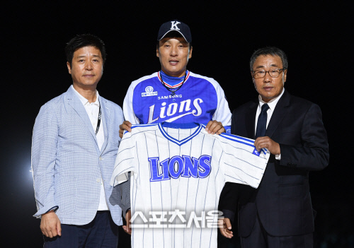 [SS포토]경북고 모자와 삼성 원년 유니폼 선물받는 이승엽