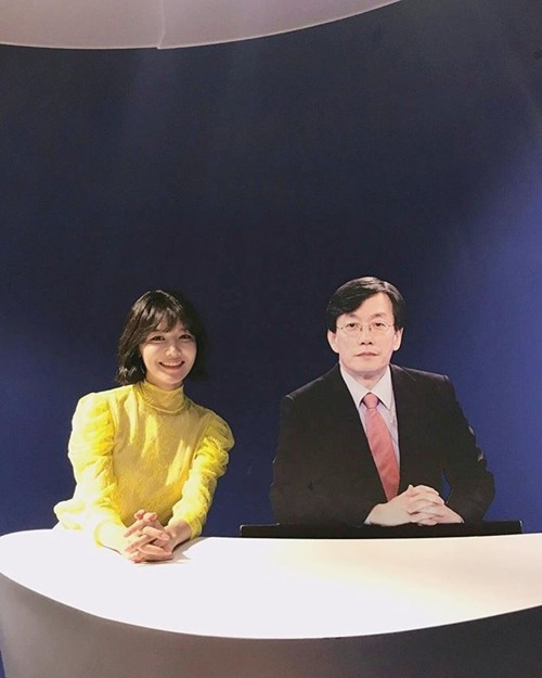 '알 수도 있는 사람' 수영, 손석희 앵커 입간판과 귀여운 인증샷